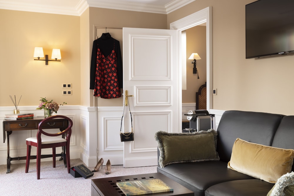 Superior Suite - Photo 8