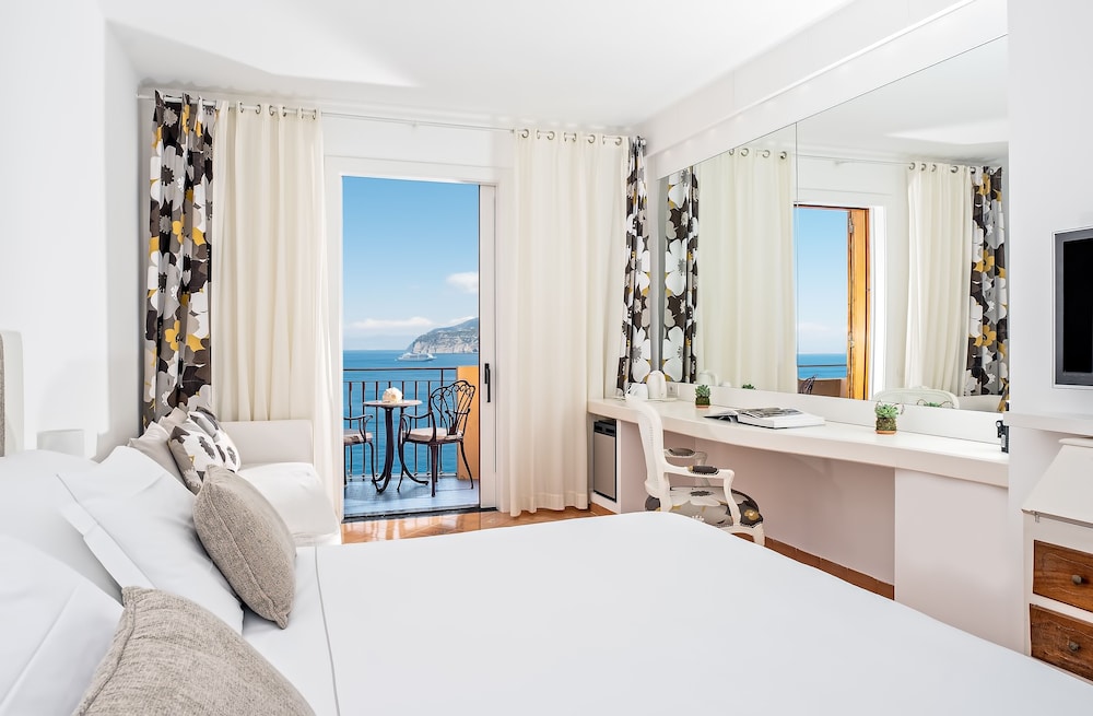 Superior Double Room, Balcony, Sea View - Photo 2