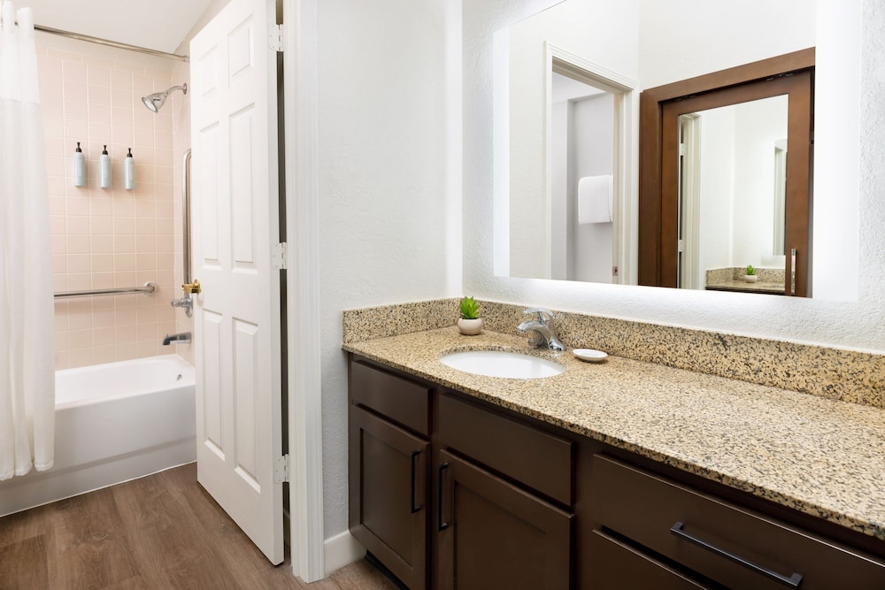Suite, 1 Bedroom - Photo 9