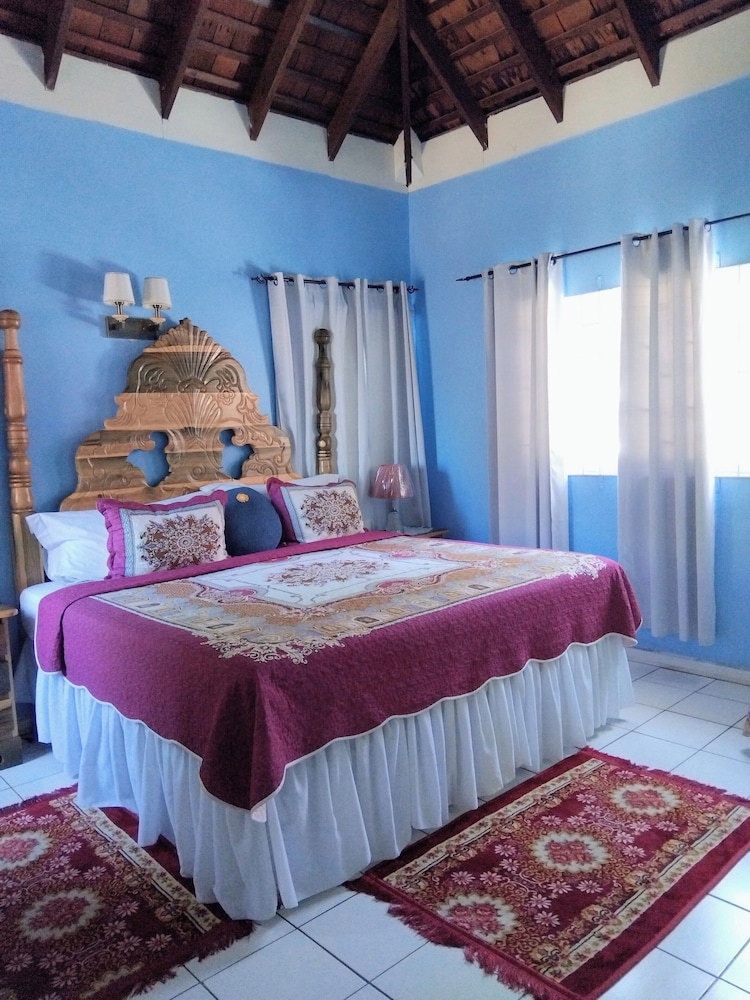 Standard Room, 1 King Bed, Pool Access