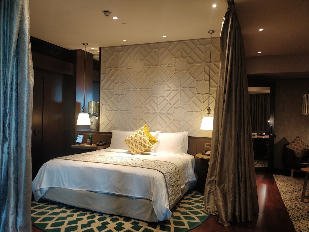 Deluxe Suite, Club lounge access, Suite, 1 King Bed, Lake view photo 2