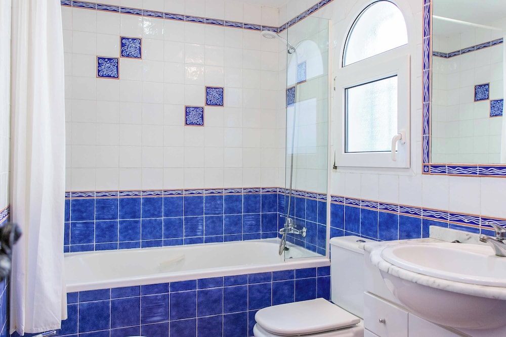 Economy Twin Room, 2 Twin Beds, Shared Bathroom, Courtyard View photo 1