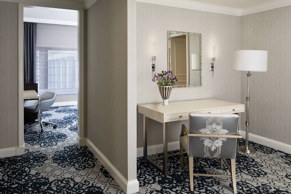 Grand Room, 1 King Bed - Photo 2