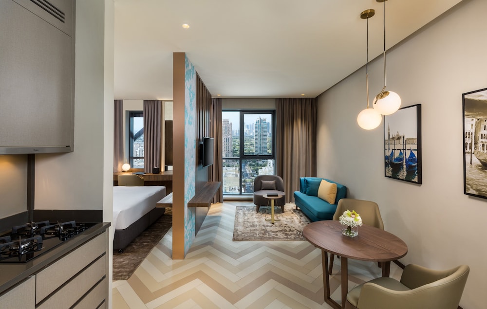 Premium Studio, 1 King Bed (Sky.)
