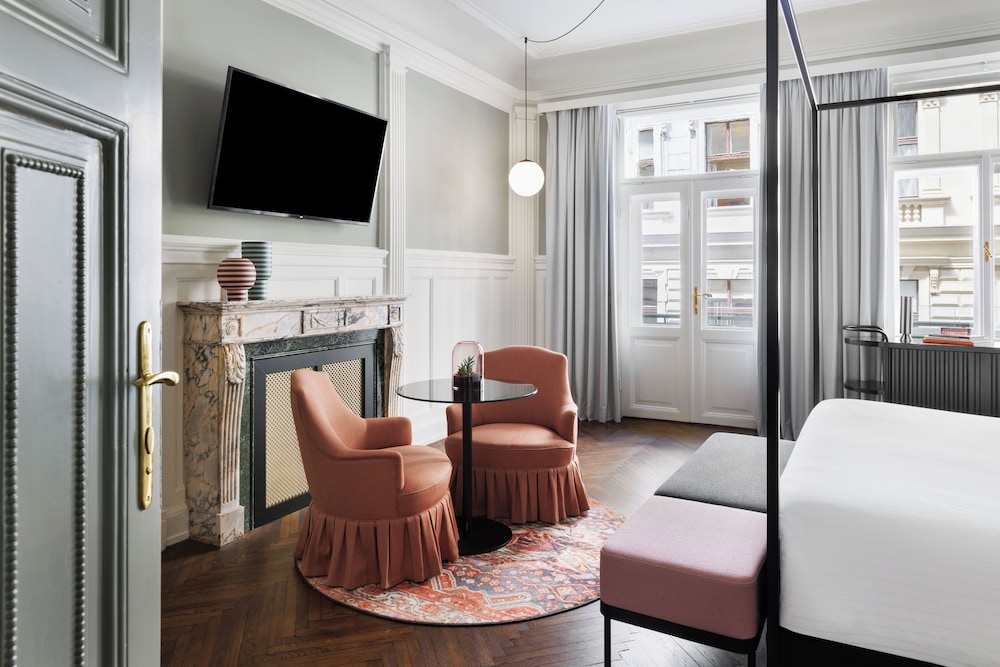 Suite, 1 King Bed (Beletage) thumbnail 6