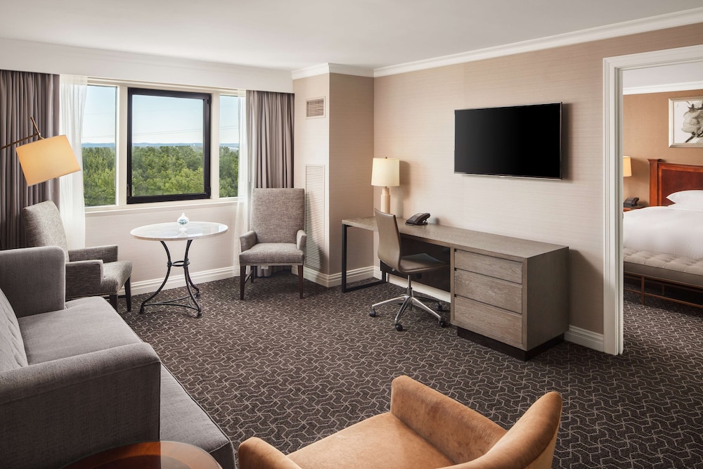 Junior Suite, 1 King Bed, Accessible (Roll-in Shower) photo 2