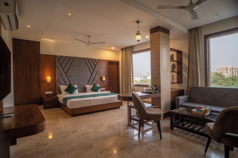 Family Studio Suite, City View
