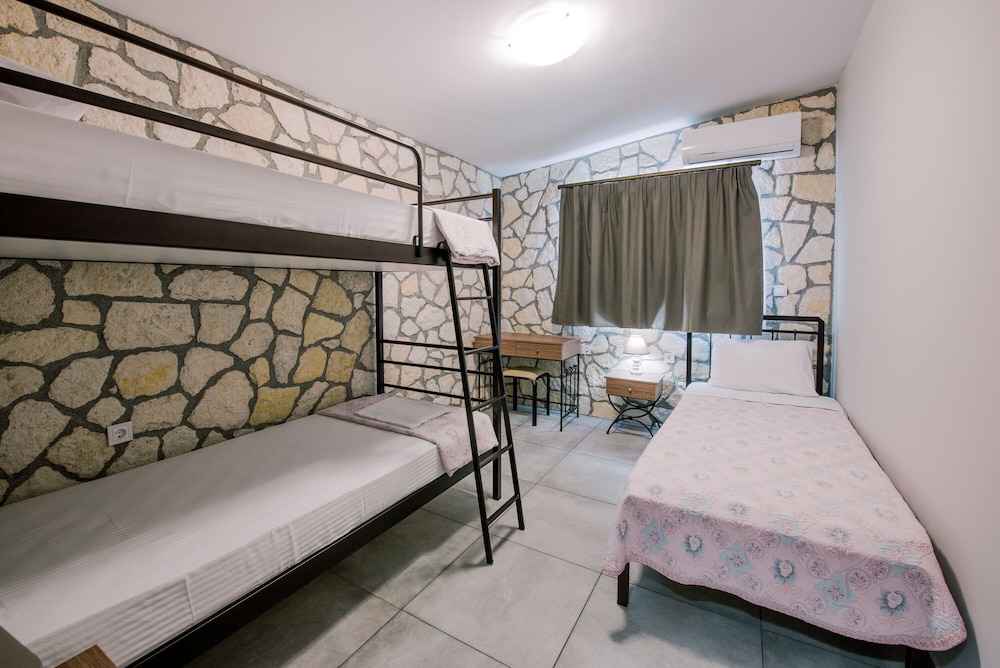 Traditional Apartment 4, 2 Bedrooms photo 3