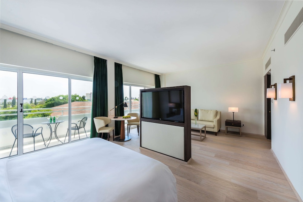 Junior Room, 1 King Bed (Pool)