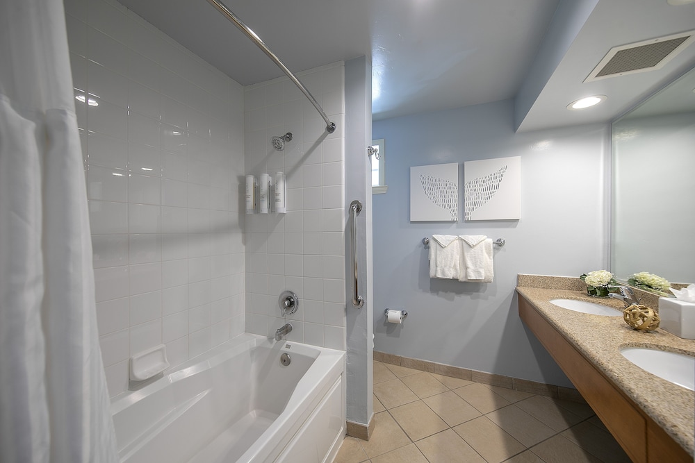 Luxury Suite, 1 King Bed, Oceanfront - Photo 3