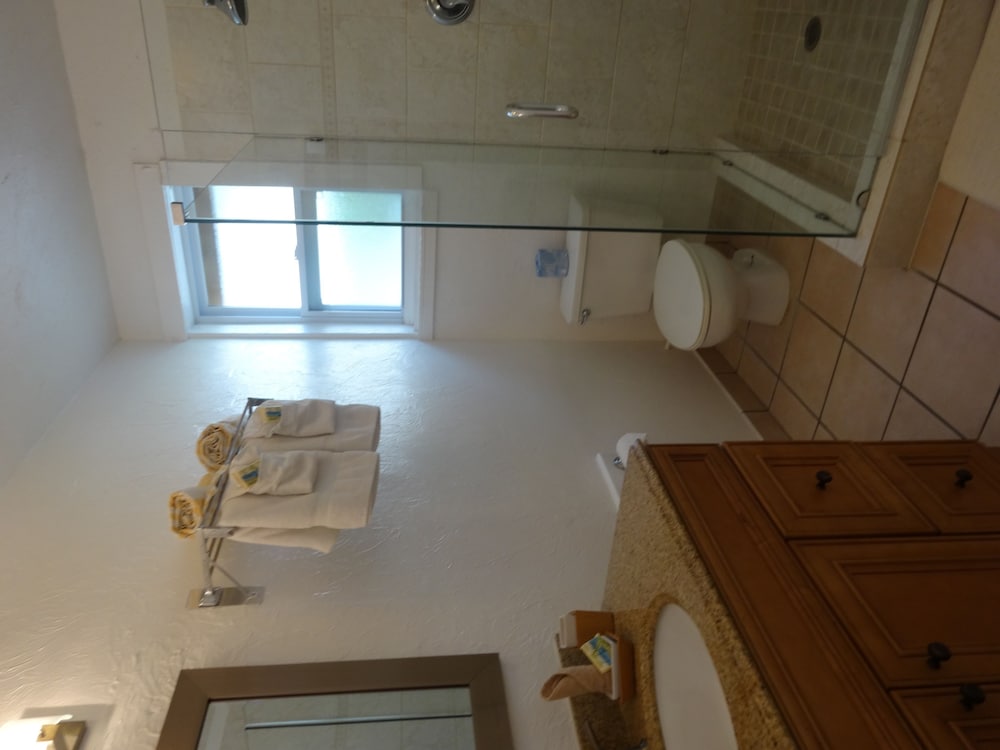 Suite (Poolside King #1) photo 2