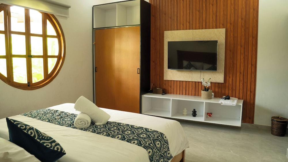 Room, Pool View