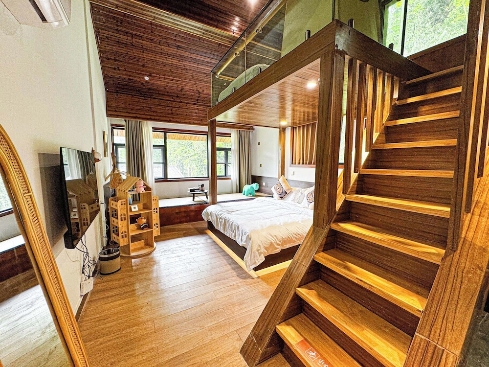 Superior Suite, Hill View