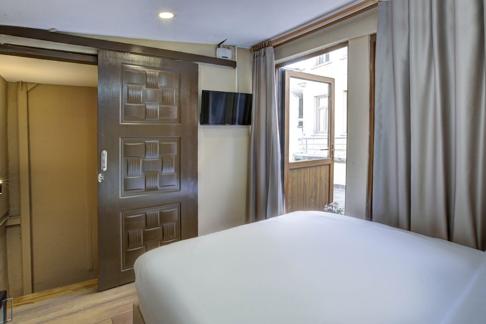 Standard Room, 1 Queen Bed, Terrace, City View photo 3