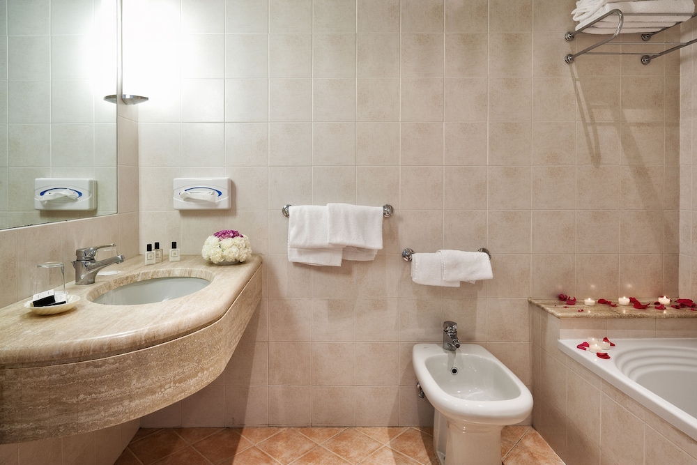 Deluxe Double or Twin Room - Photo 3