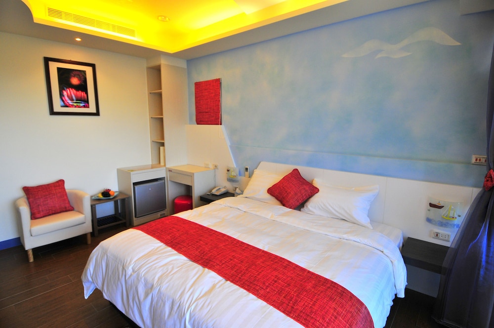 Signature Double or Twin Room, Multiple Beds, Non Smoking, Partial Sea View photo 2