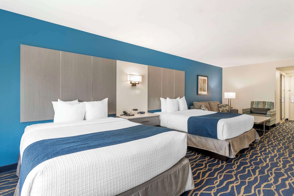 Executive Room, 2 Queen Beds, Non Smoking, Refrigerator & Microwave (with Sofabed) - Photo 2