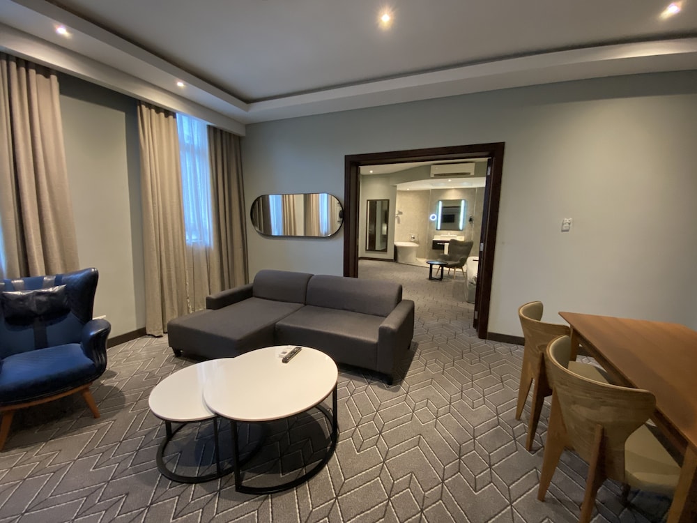 Suite, Pool View - Photo 20