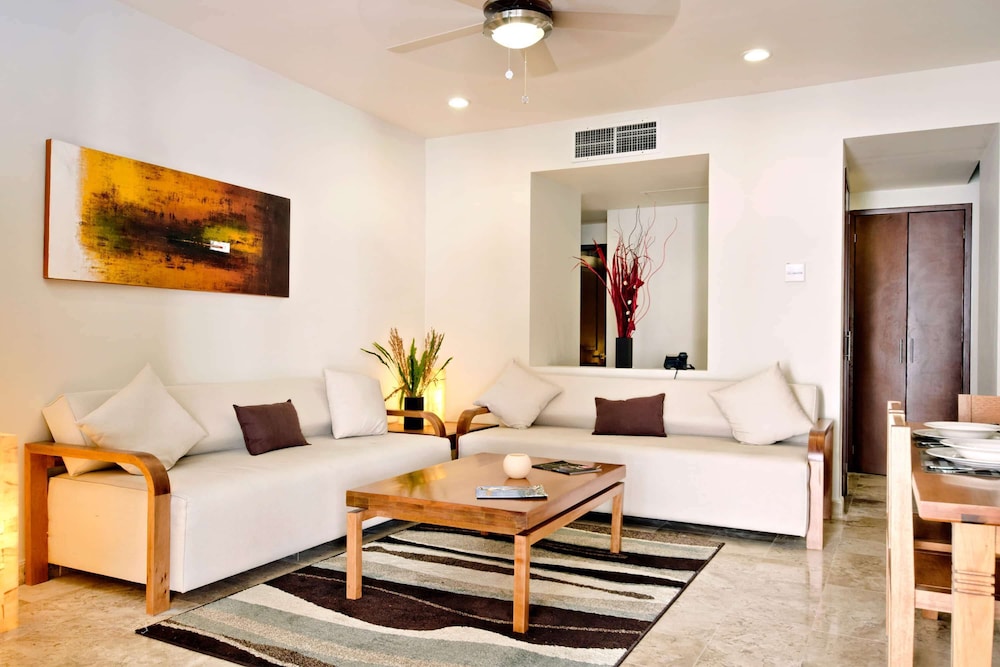 Suite, 3 Bedrooms - Photo 14