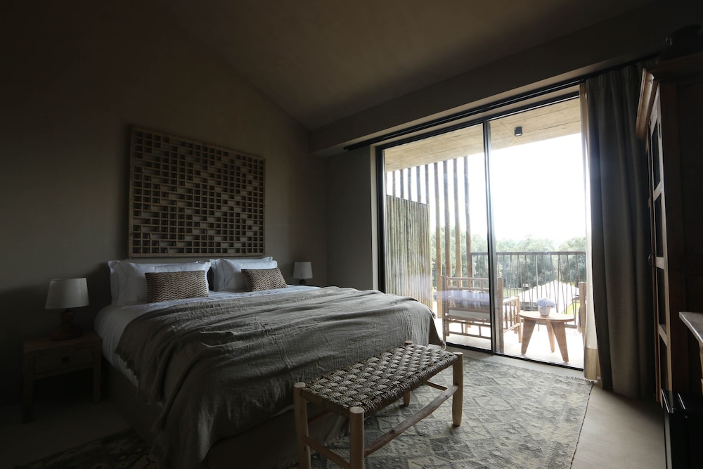 Signature Room, 1 Queen Bed, Balcony, Garden View
