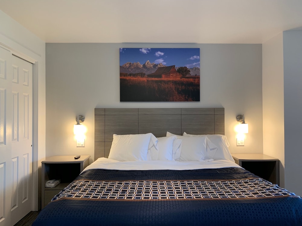 Premium Suite, 1 King Bed, Kitchenette (not pet friendly) photo 3