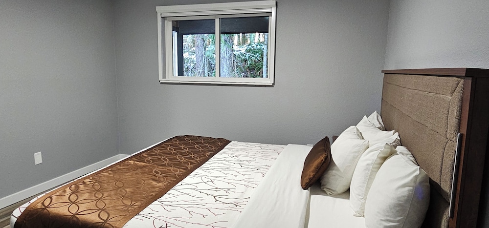 Premium Suite, 1 King Bed with Sofa bed, Kitchen photo 2