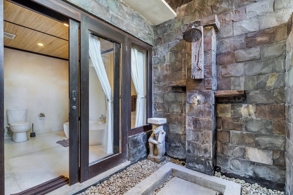 4 Bedrooms, Separate Entrances Beachfront Group Stay - Photo 40