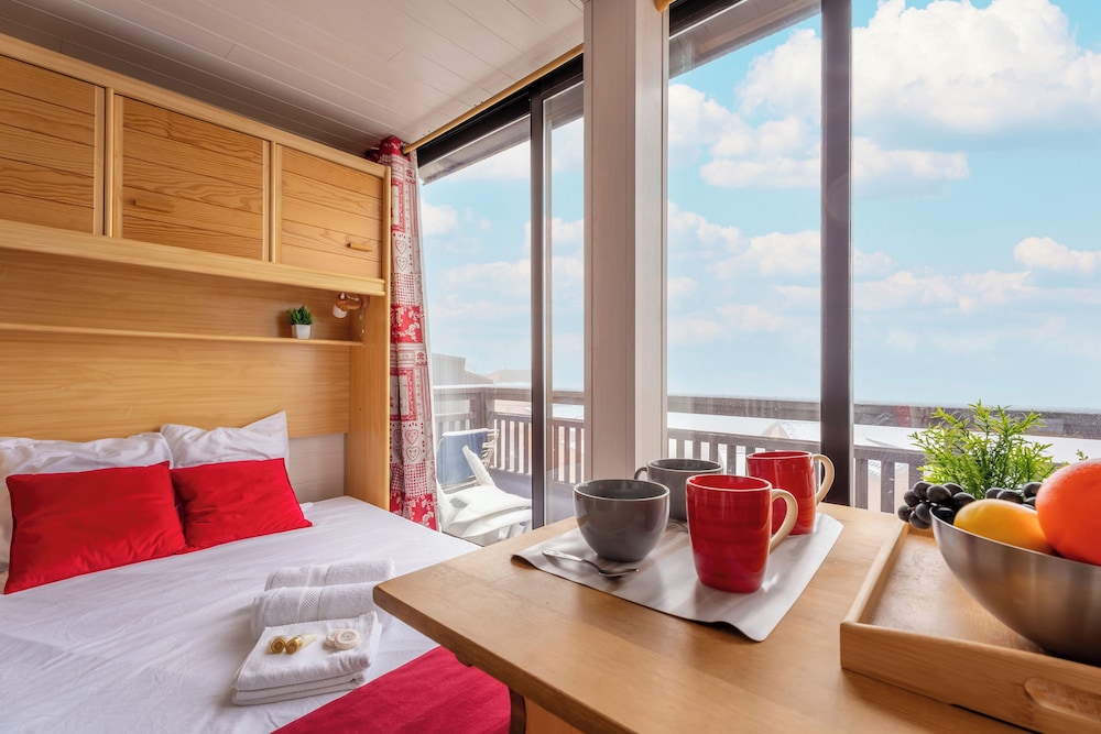 One Bedroom Apartment with Mountain Views