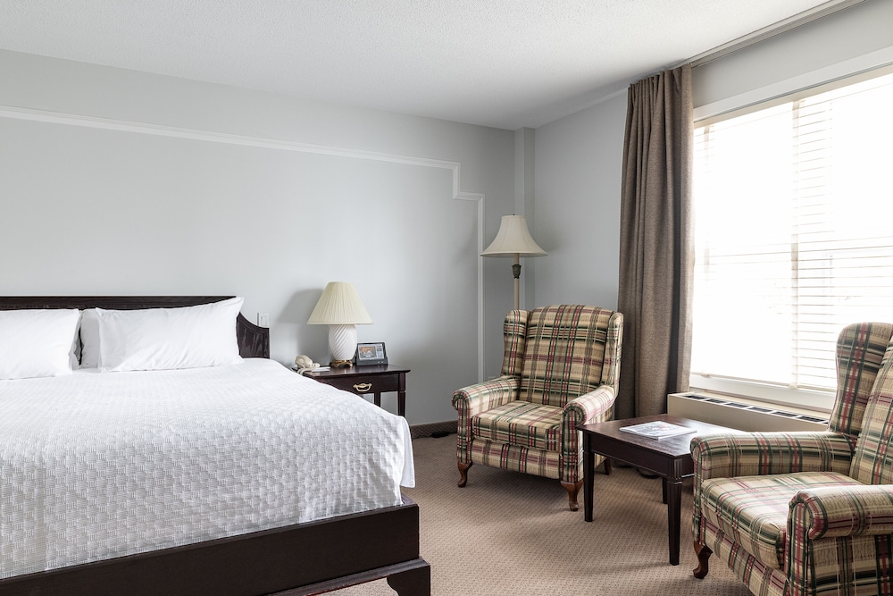 Family Room, 1 king bed and 2 twin beds