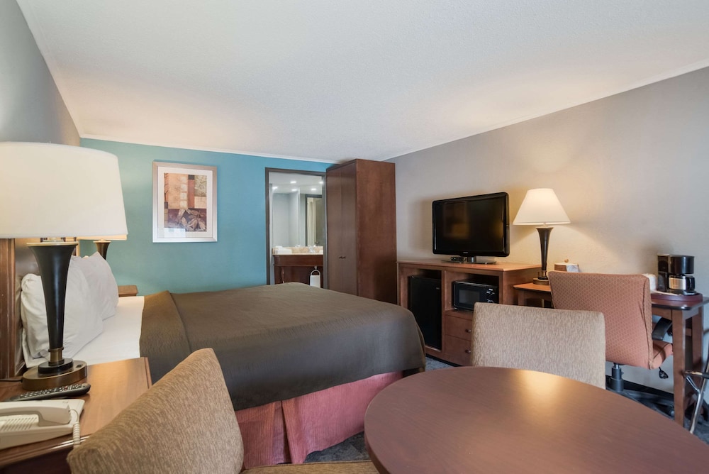 Standard Room, 1 King Bed, Non Smoking - Photo 5