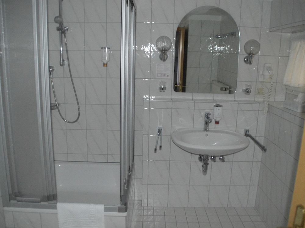 Standard Twin Room, Private Bathroom photo 3
