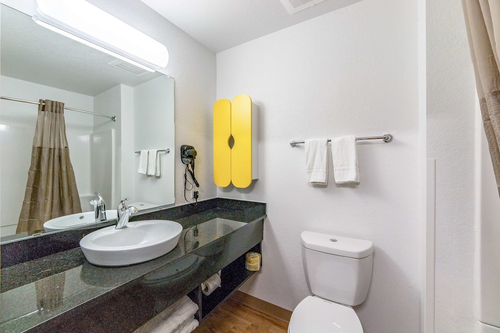 Deluxe Room, 1 King Bed, Non Smoking, Kitchenette photo 2