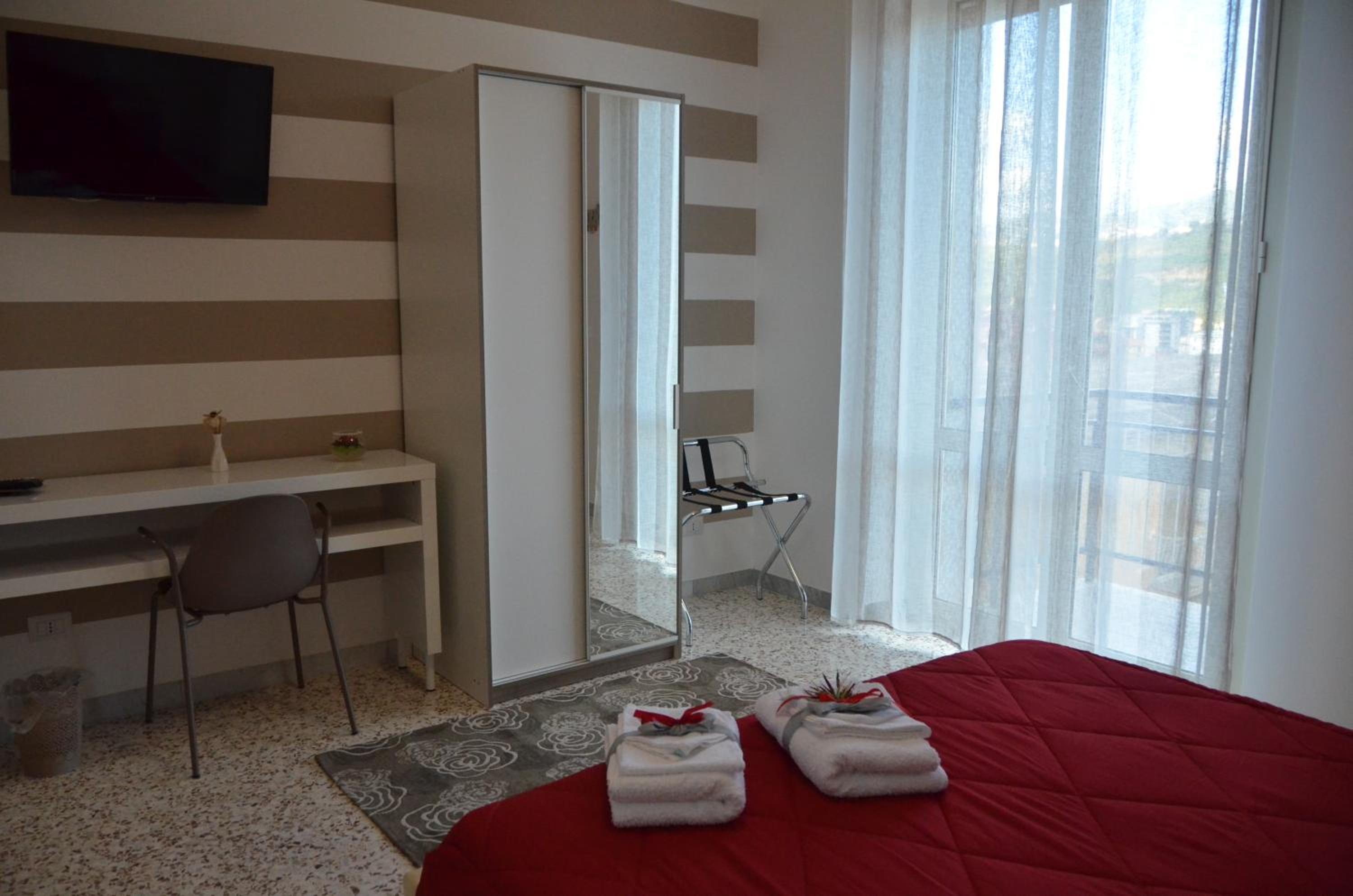 Double Room with Balcony - Photo 7