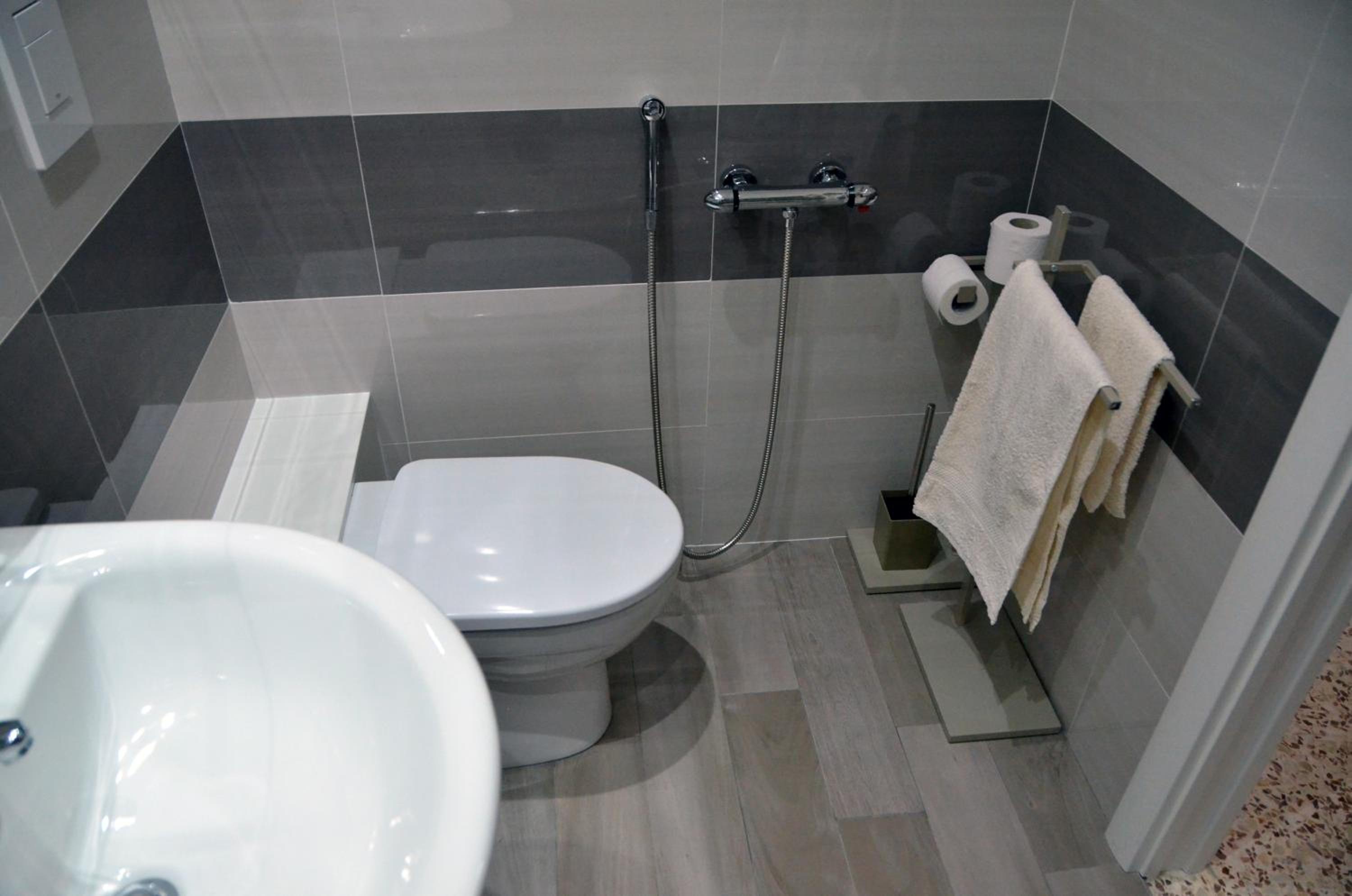 Double Room with Balcony - Photo 6