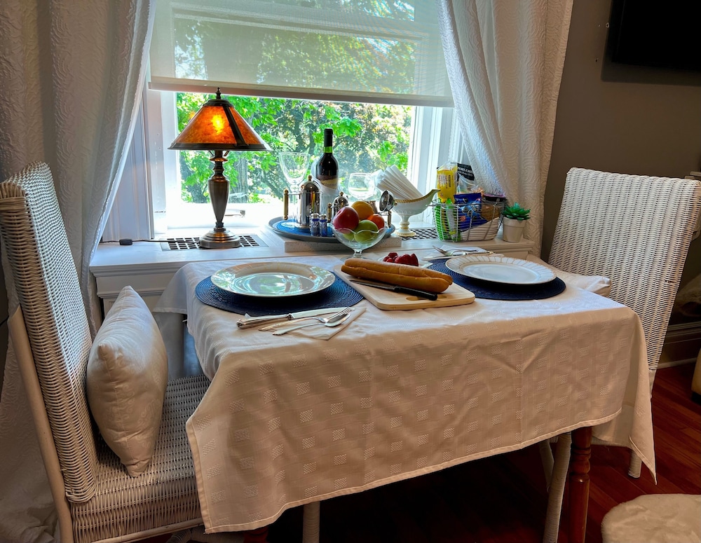 Luxury King Suite, Queen B photo 3