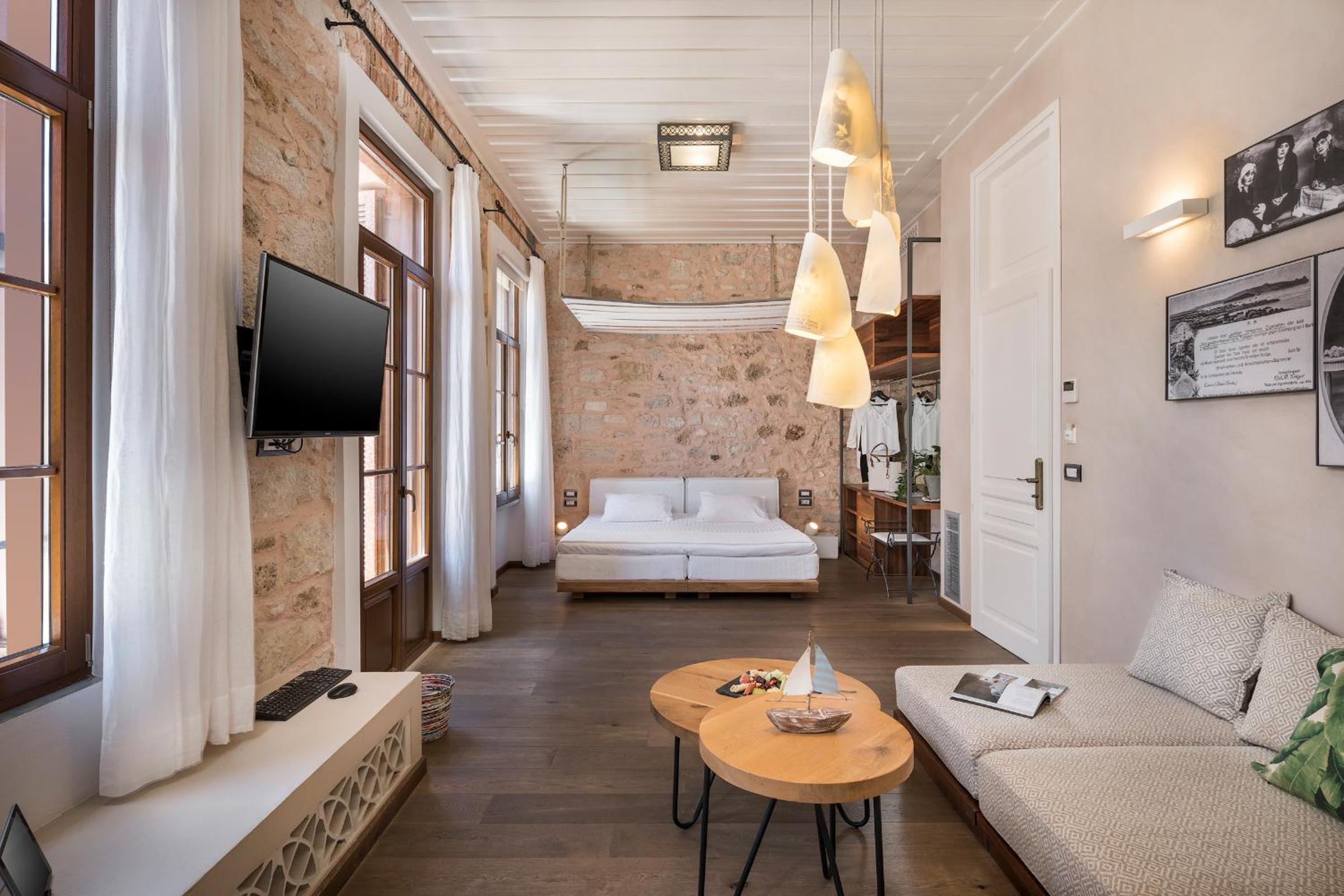 Deluxe Junior Suite with Balcony and Old Town View photo 3