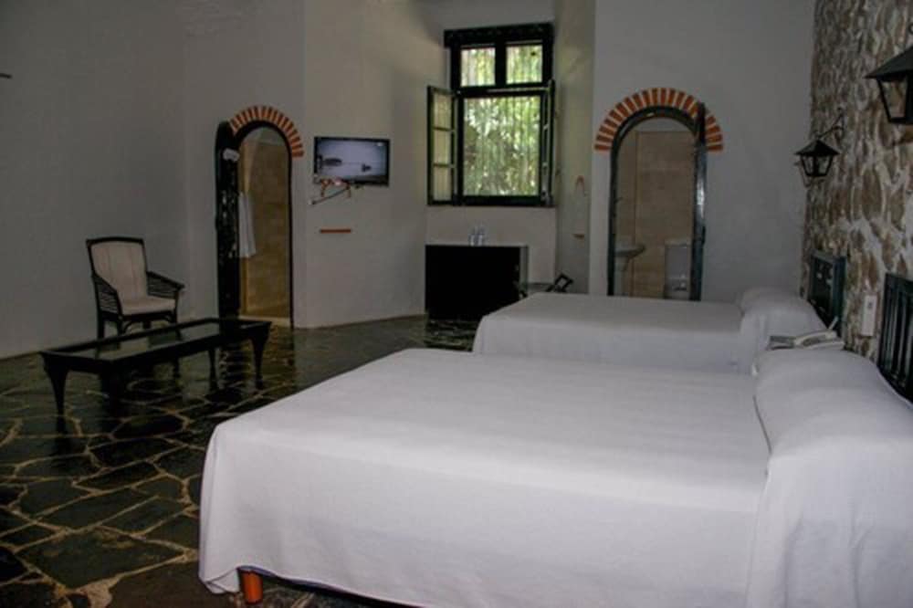 Standard Room (2 Double Beds) photo 3