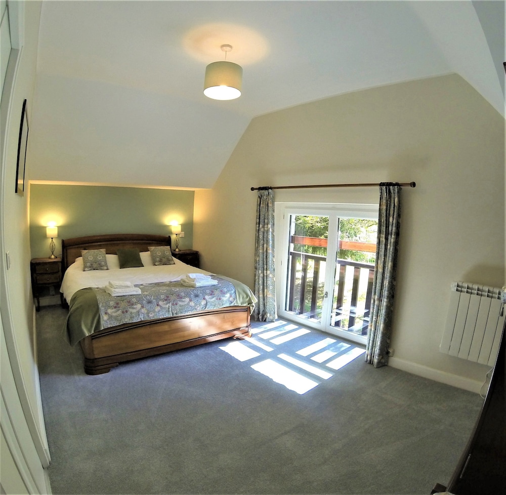 Suite, Ensuite photo 1