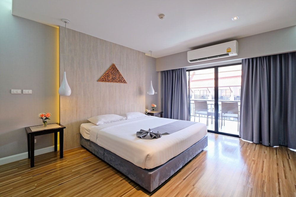 Deluxe Room, 1 King Bed - Photo 1