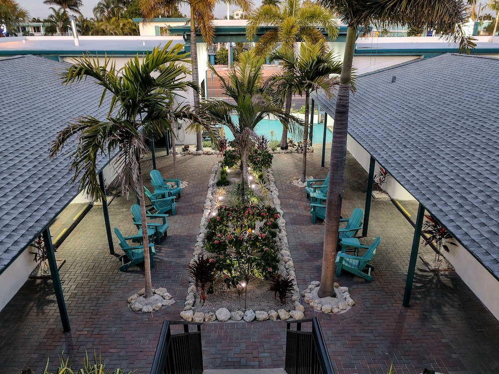Family Suite, 2 Bedrooms, Courtyard View photo 2