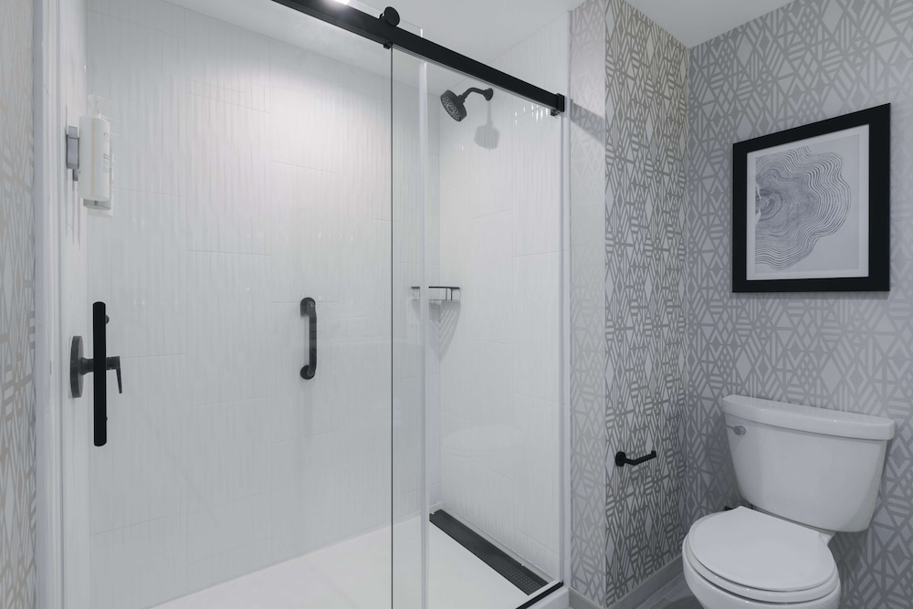 Suite, 1 King Bed, Accessible (Hearing) - Photo 6