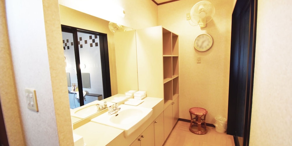 Basic Twin Room - Photo 5