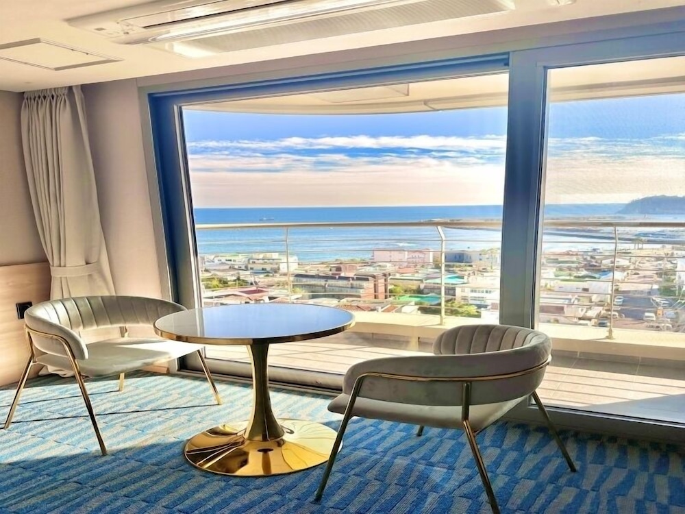 [Wine Pkg] Executive Double Room + 1 Red Wine + 2 Wine Glasses photo 1