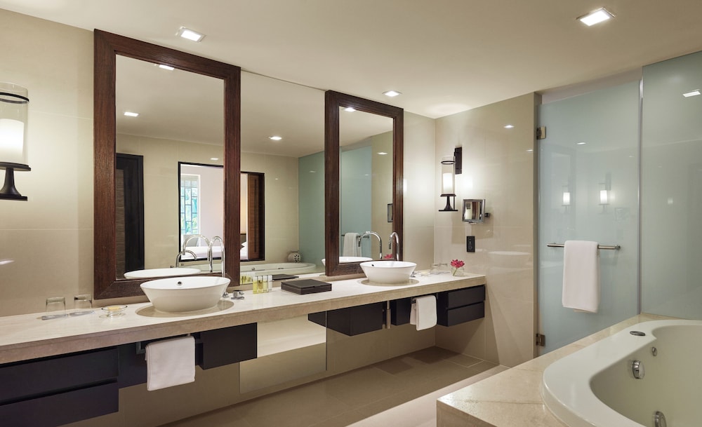 Premier Suite - Photo 5