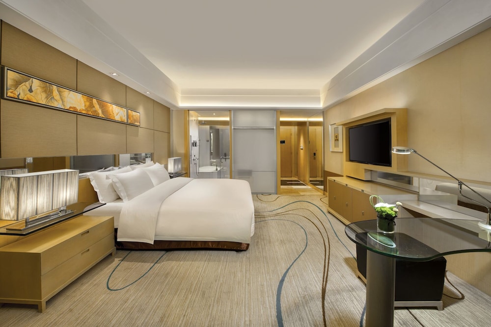 Deluxe Room, 1 King Bed, Balcony, Mountain View