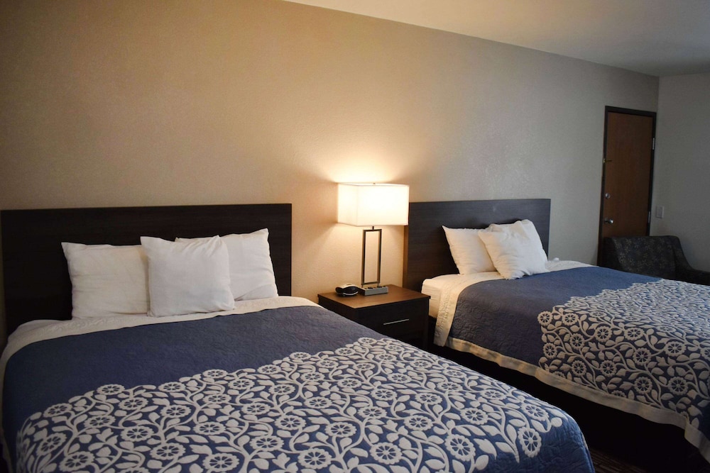 Room, 2 Queen Beds, Non Smoking - Photo 2