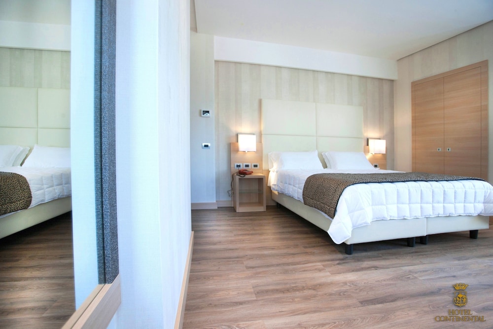 Chambre Supérieure, 1 lit double ou 2 lits jumeaux, balcon, vue ville