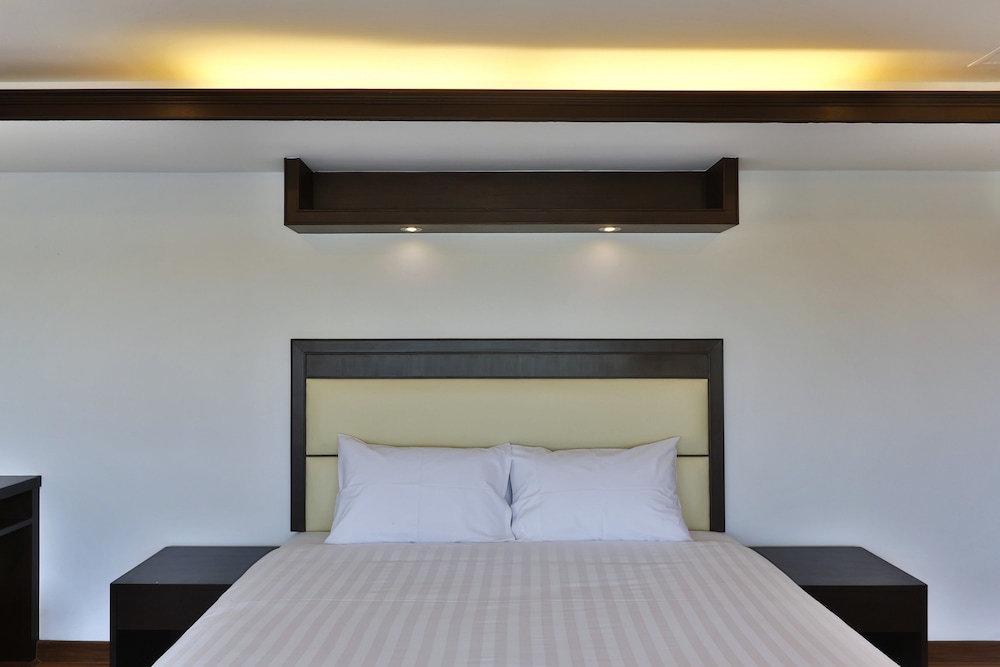 Deluxe Room, 1 King Bed, Terrace photo 2