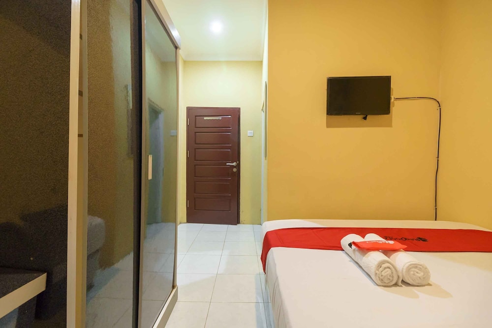 Double Room (Reddoorz) - Photo 2