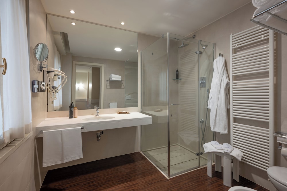 Deluxe Room - Photo 16